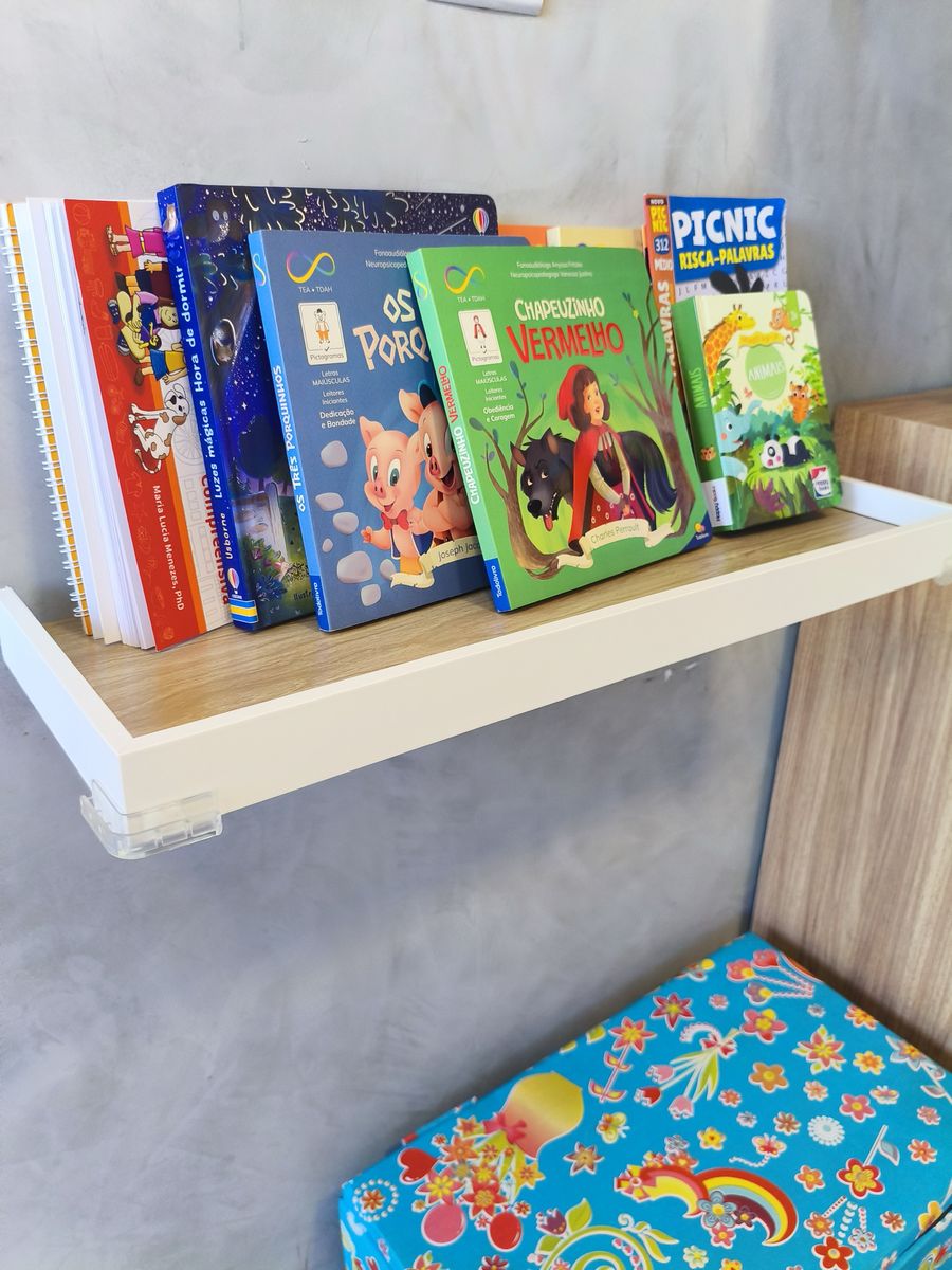 Prateleira com livros infantis
